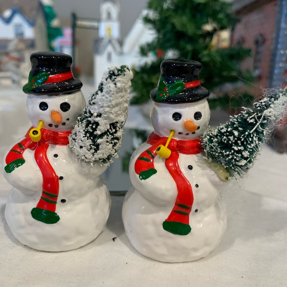 Snow Village - A Tree For Me (In original box)